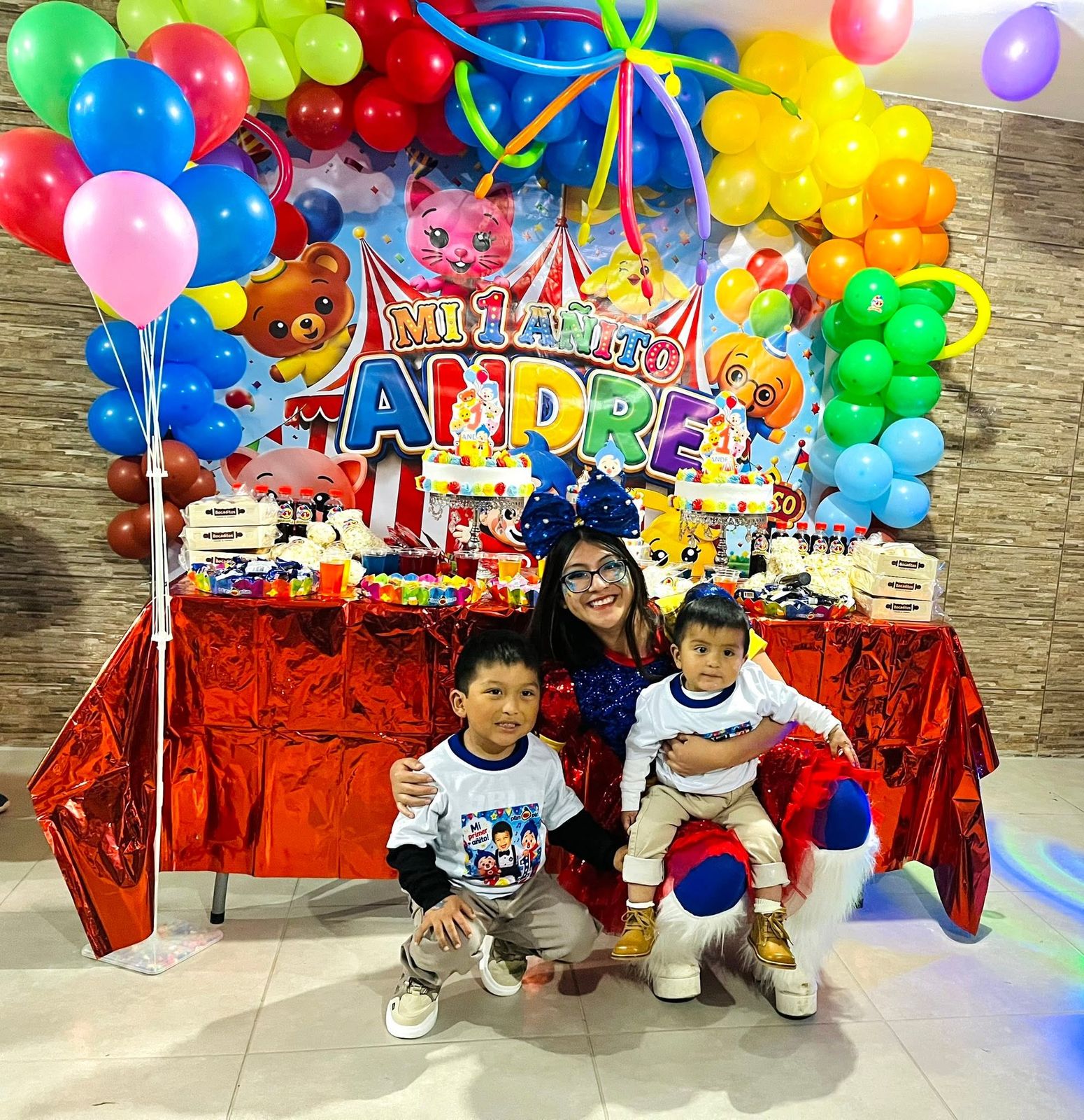 Fiesta infantil temática con mesa de dulces