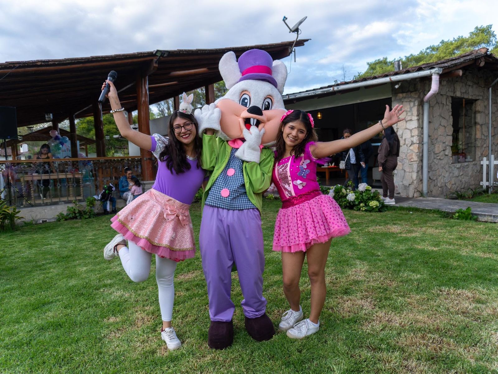 Andreita y su equipo animando una fiesta con la mascota del conejo